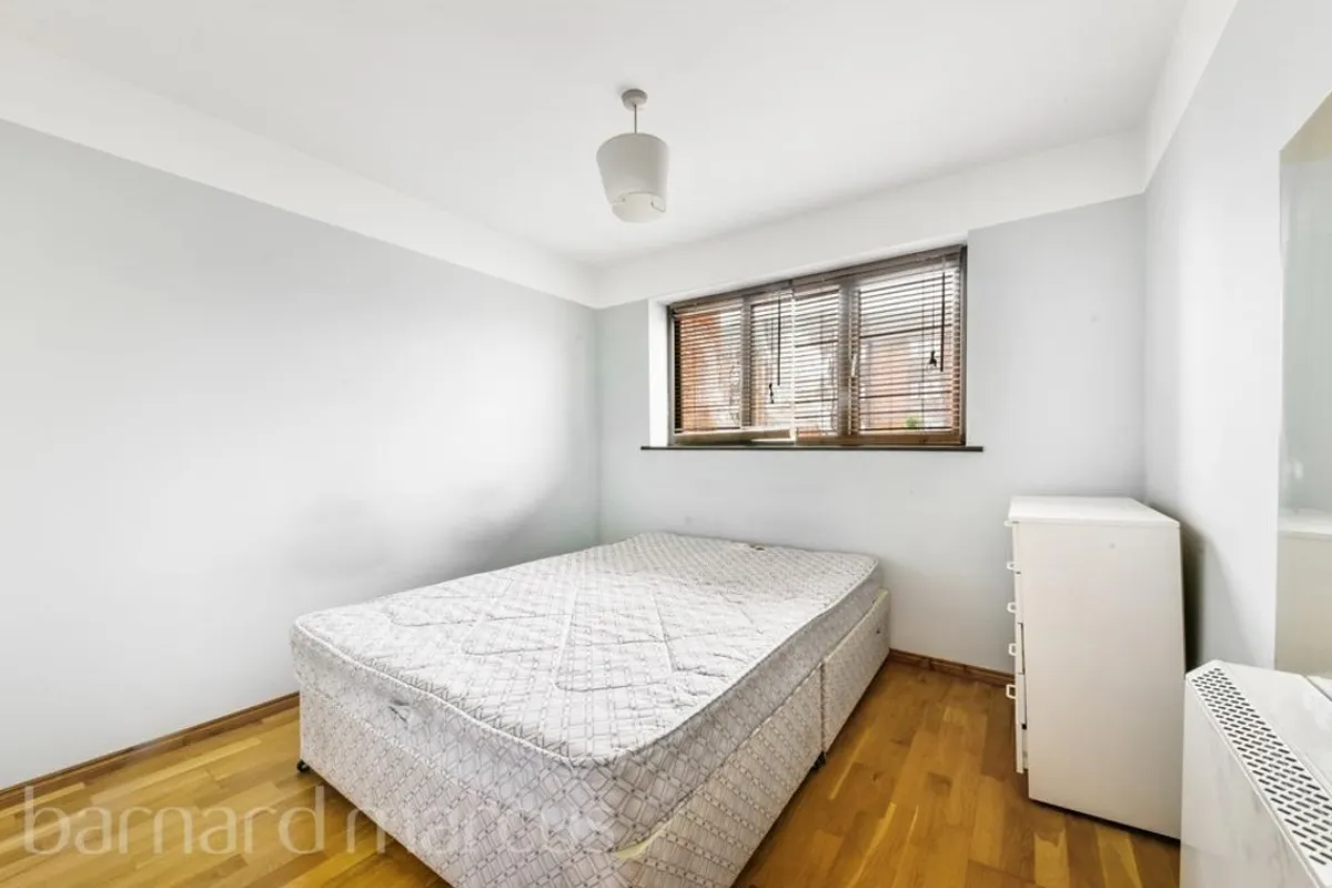 Flat Cotton Avenue in Greater London