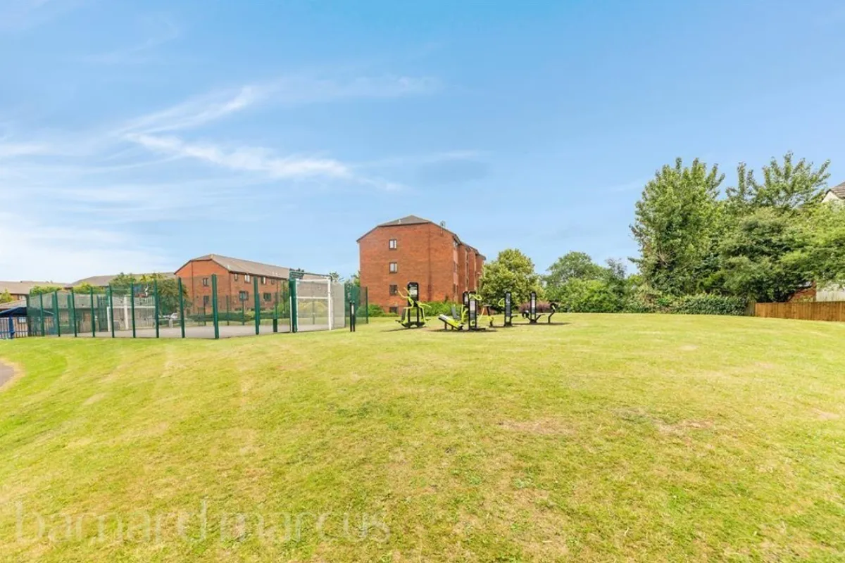 Flat Cotton Avenue in Greater London