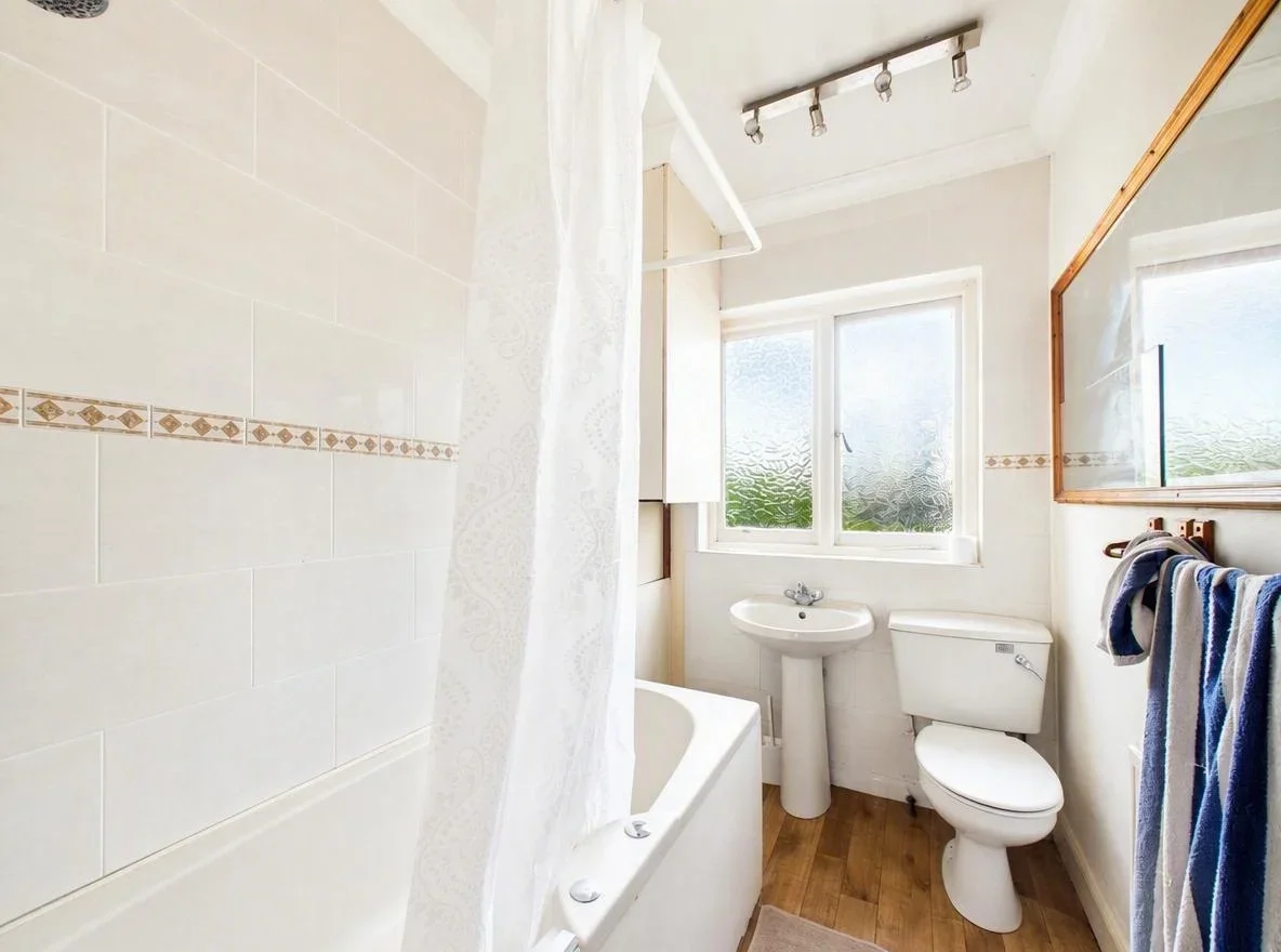 Flat Long Lane in Greater London