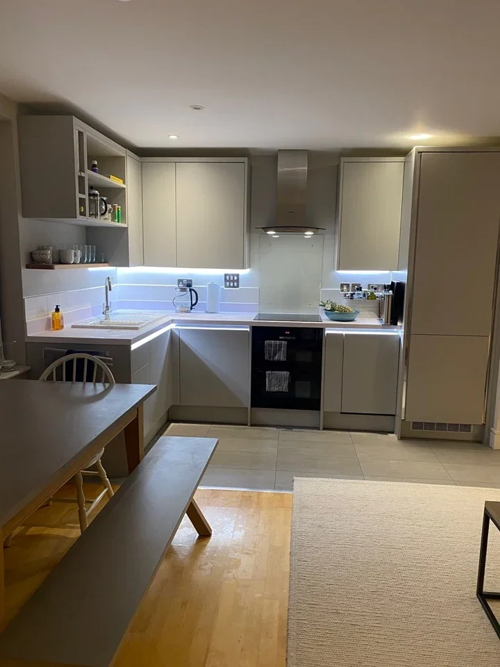 Flat Cayenne Court in Greater London