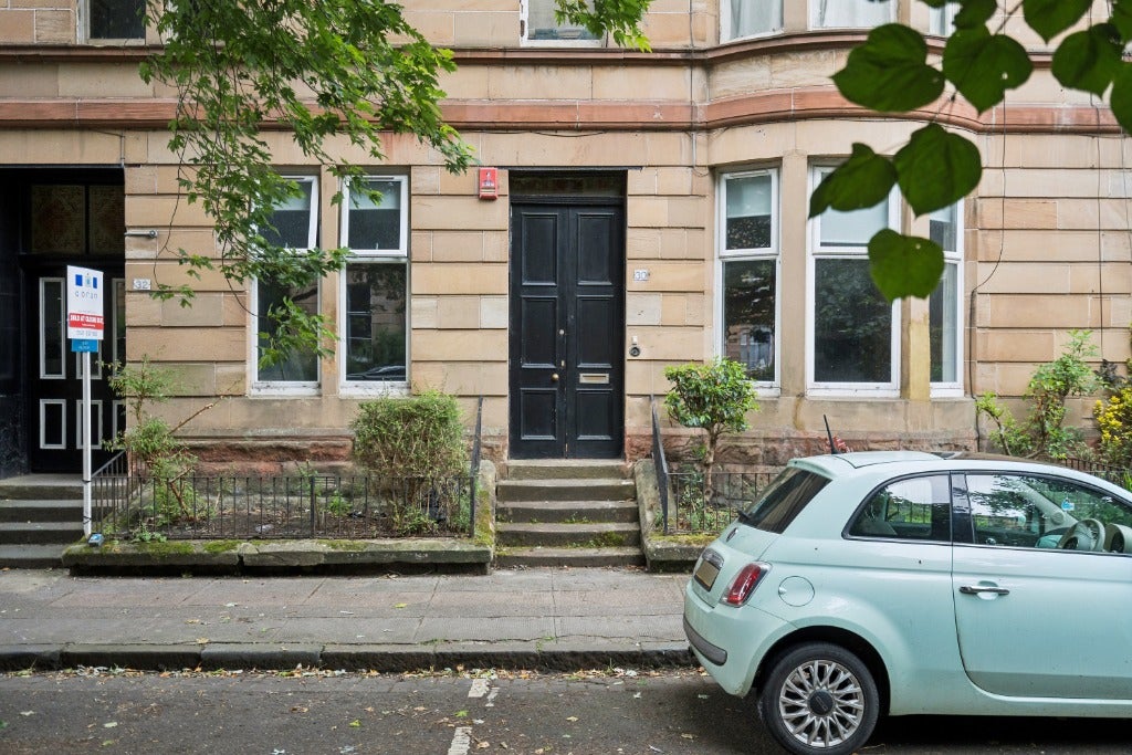 Flat Barrington Drive in Glasgow