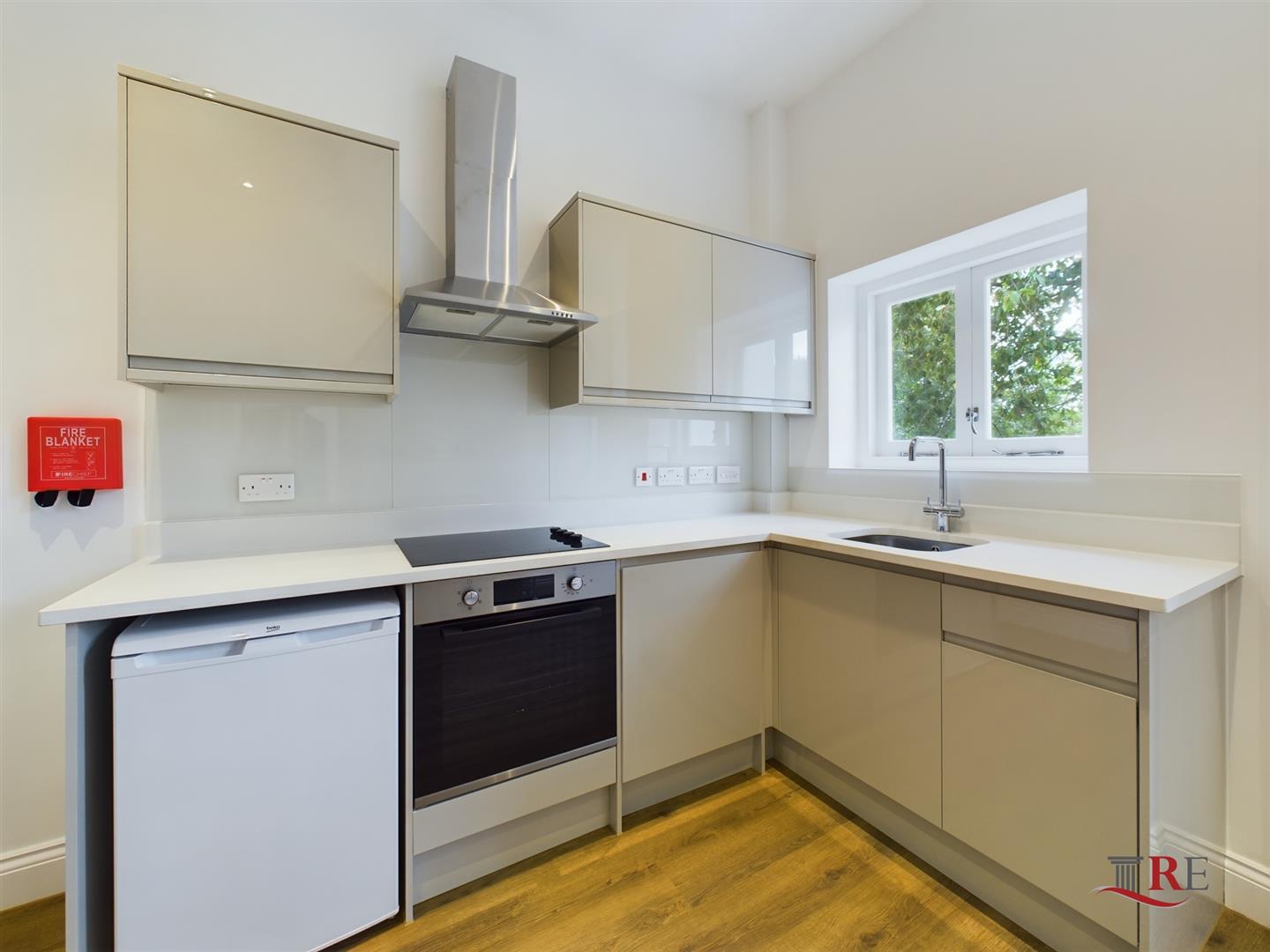 Flat Christchurch Avenue in Greater London