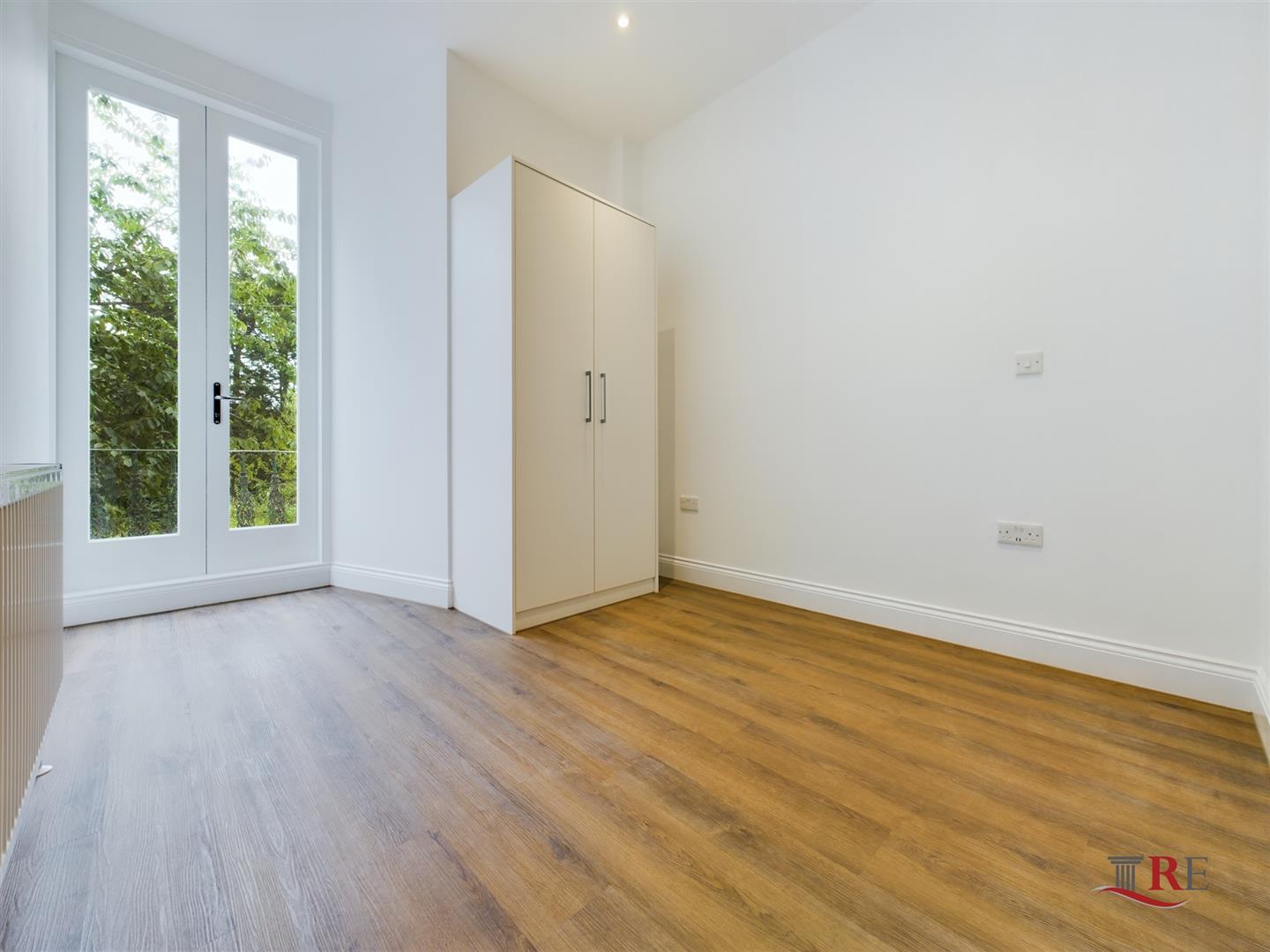 Flat Christchurch Avenue in Greater London