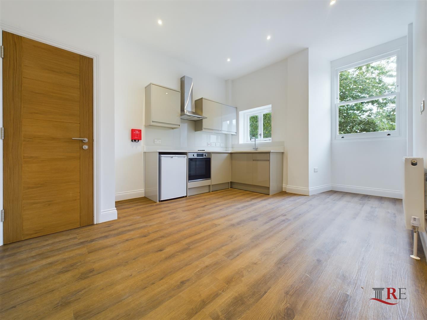Flat Christchurch Avenue in Greater London