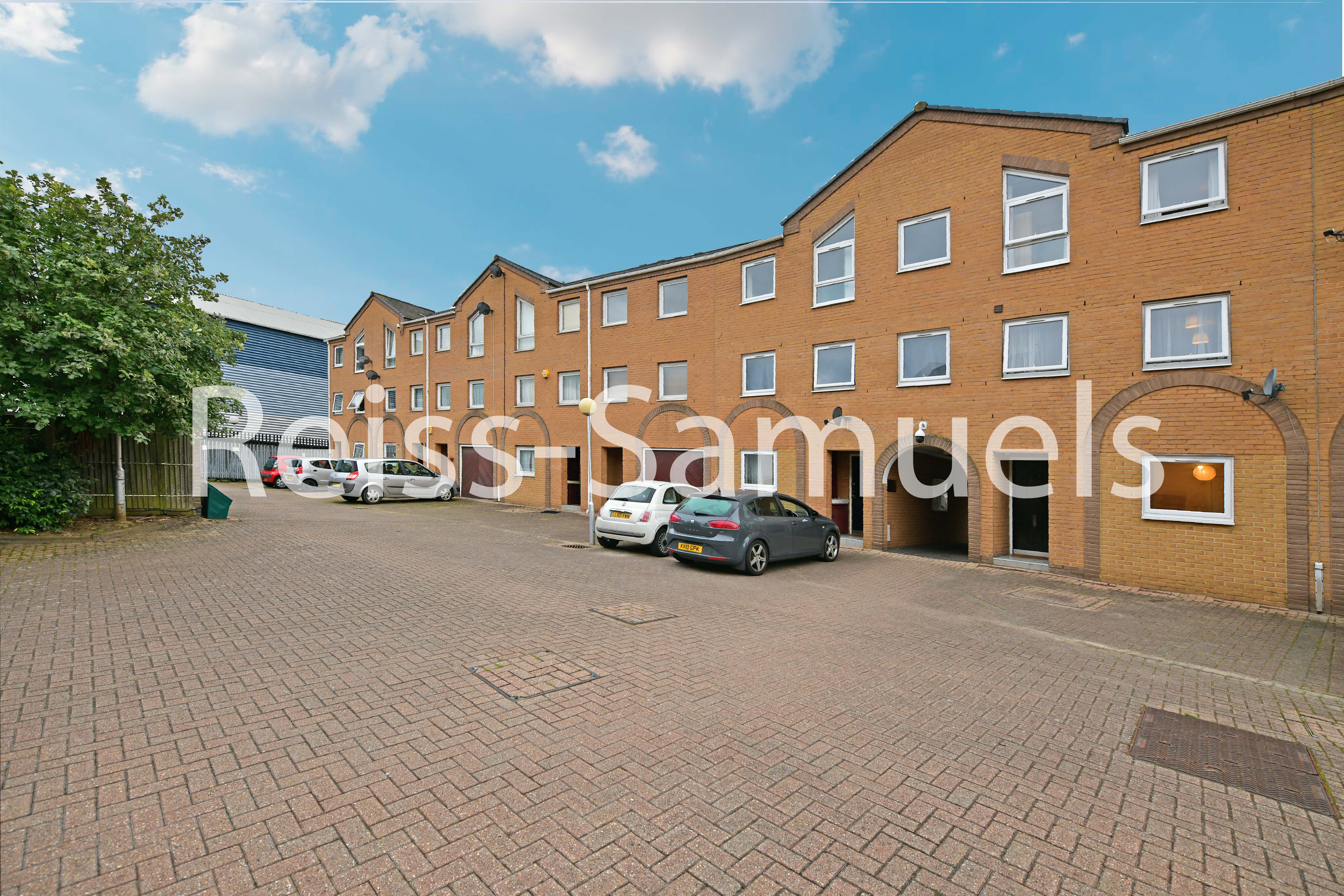Flat Cyclops Mews in Greater London