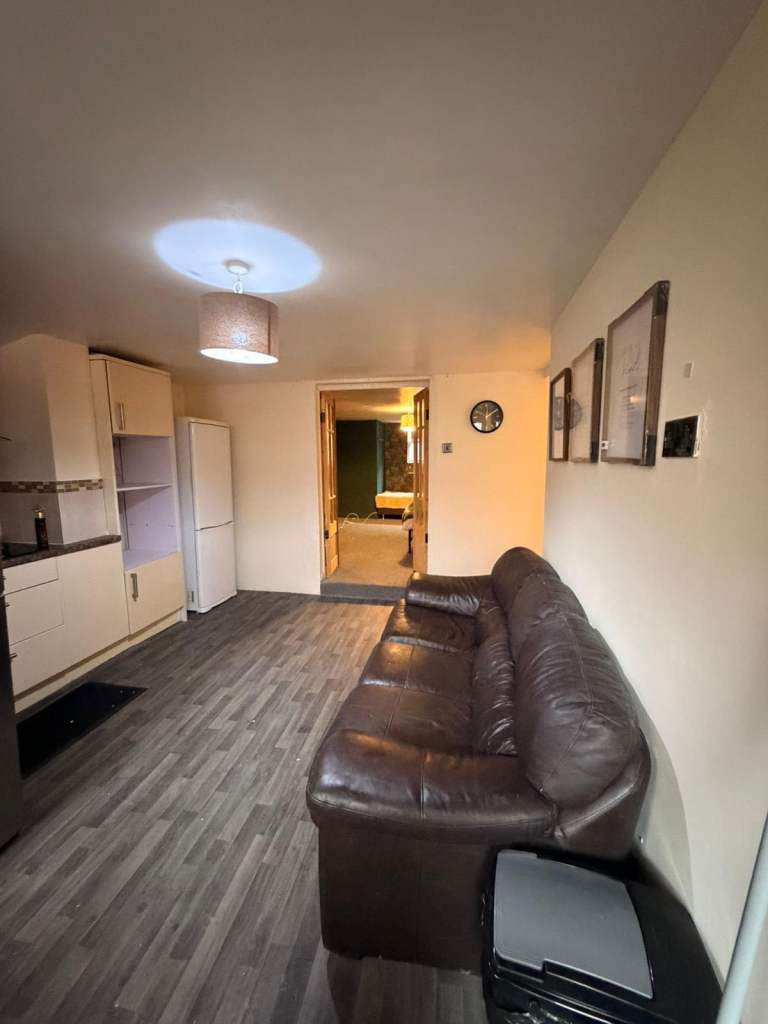 Flat Sefton Avenue in Leeds