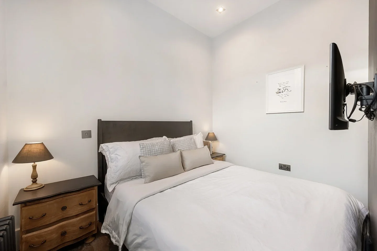 Flat Dunstable Road in Greater London
