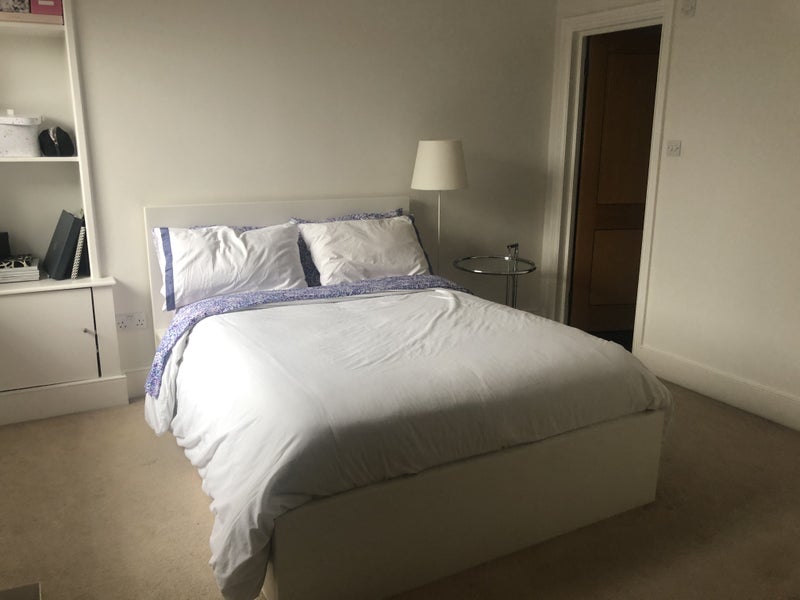 Room Parkgate Road in Greater London