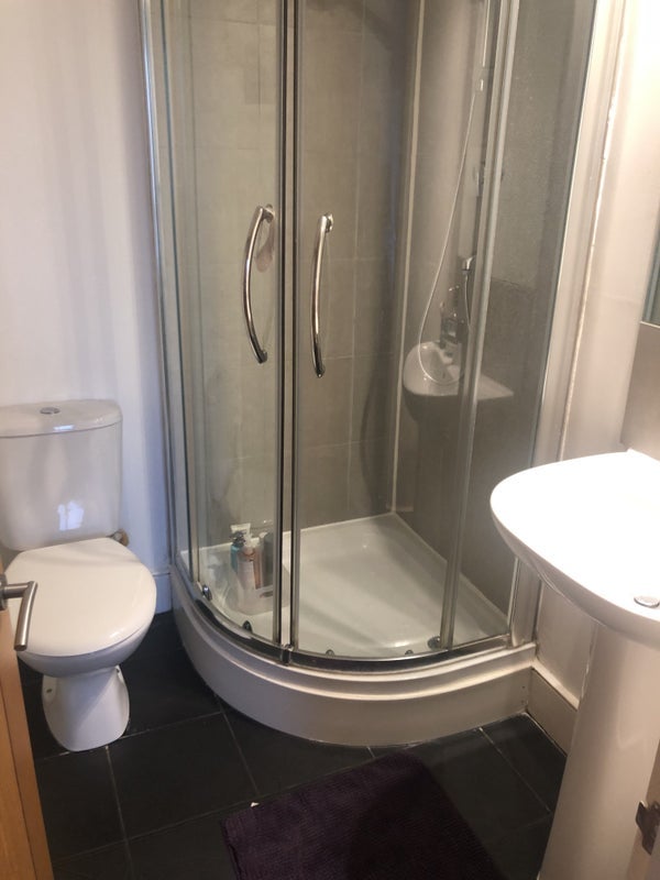 Room Parkgate Road in Greater London