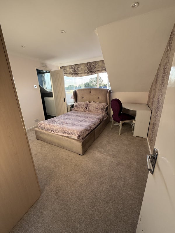 Room Oatlands Drive in Elmbridge