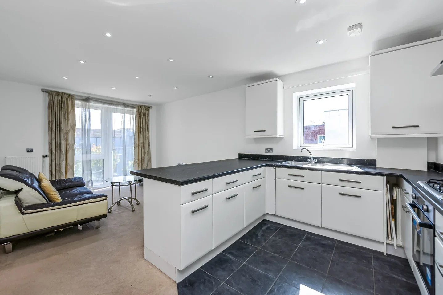 Flat Drinkwater Road in Greater London