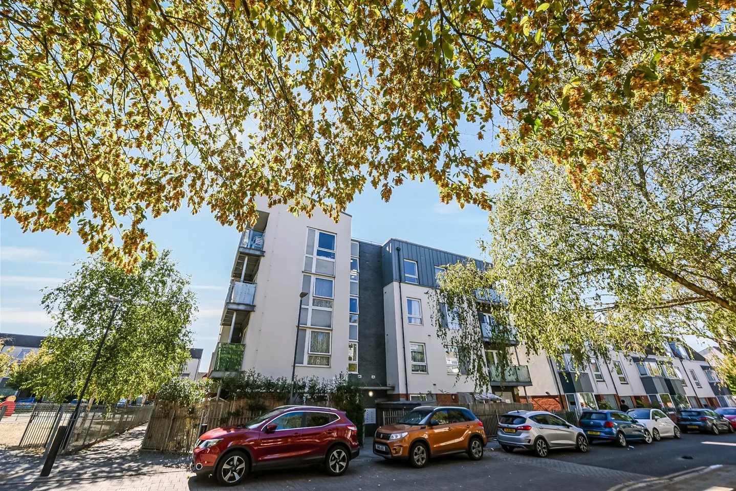 Flat Drinkwater Road in Greater London
