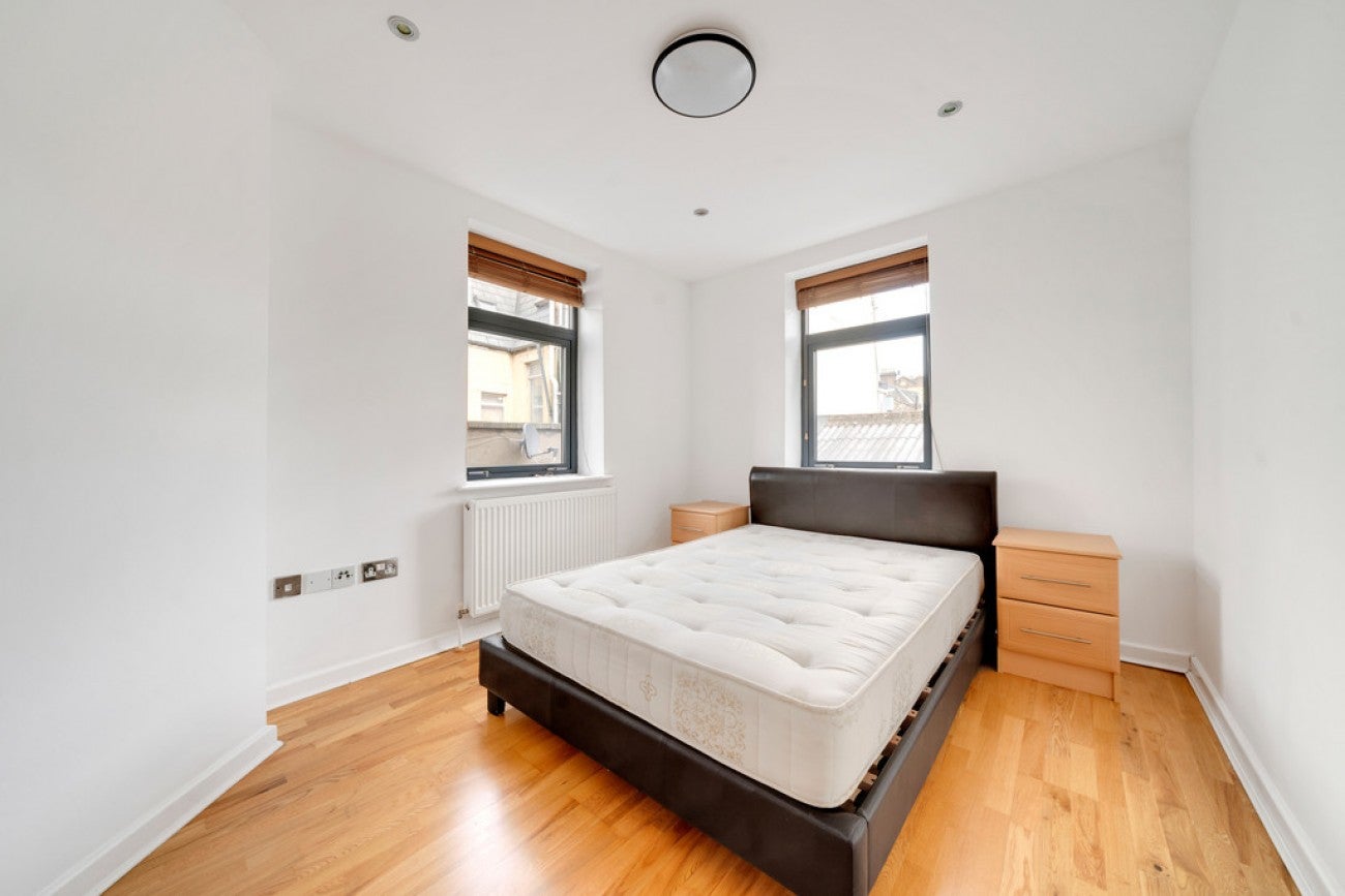 Flat Burslem Street in Greater London