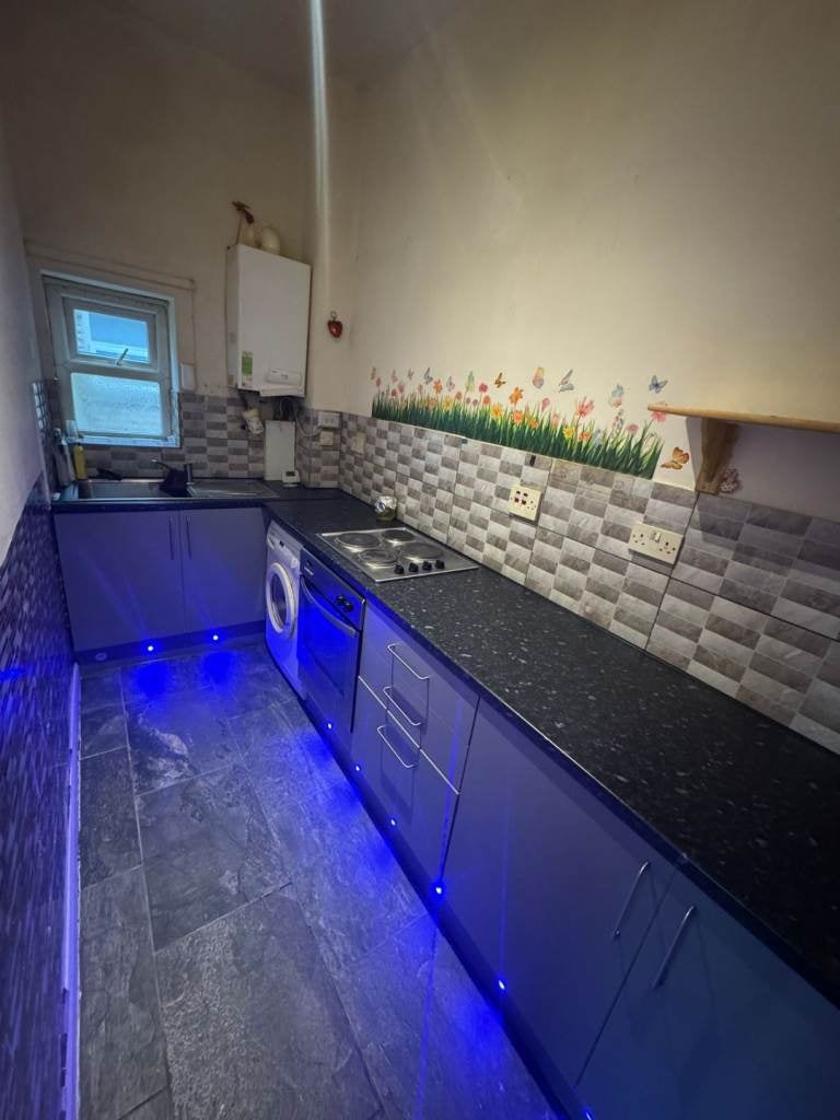 Flat Apsley Crescent in Bradford