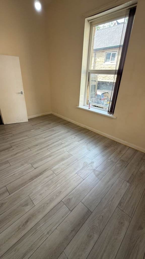Flat Apsley Crescent in Bradford