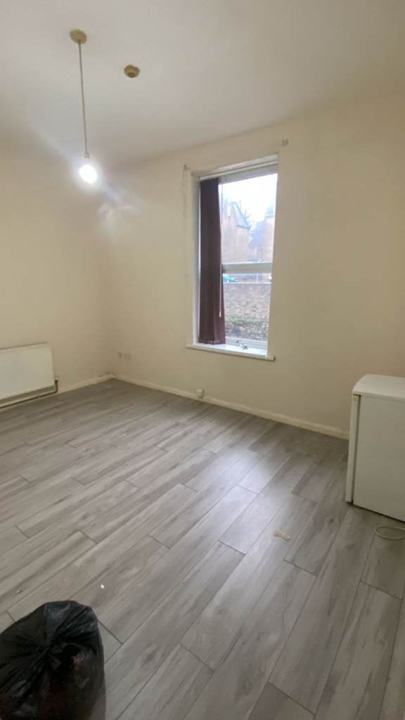 Flat Apsley Crescent in Bradford