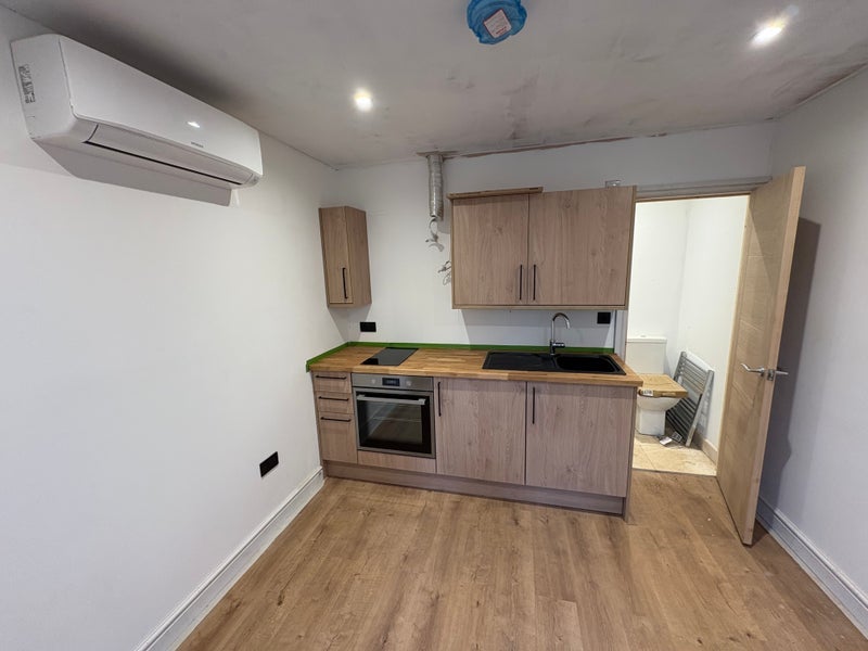 Flat Cotham Road in Bristol