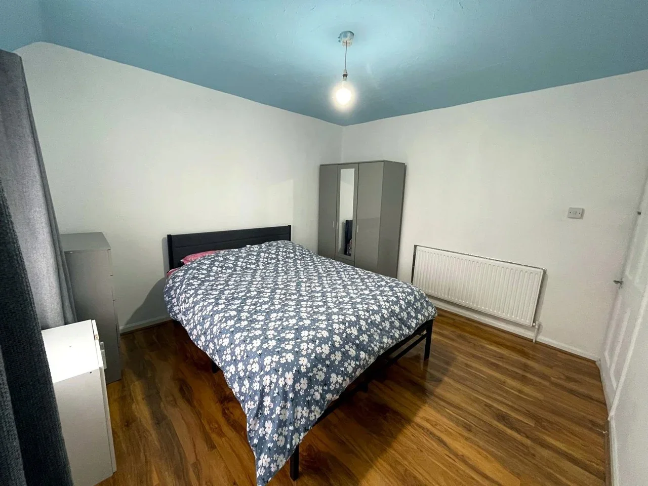 Room Sheppey Road in Greater London