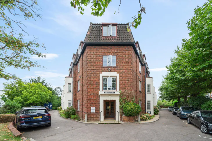 Flat Bracknell Gate in Greater London