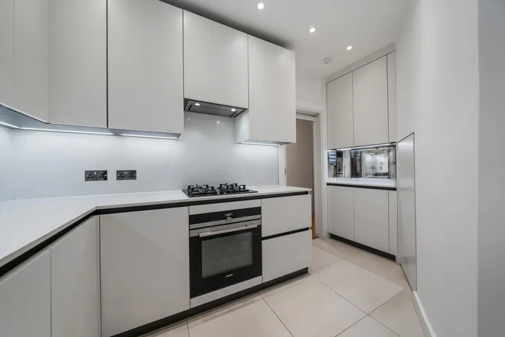 Flat Bracknell Gate in Greater London