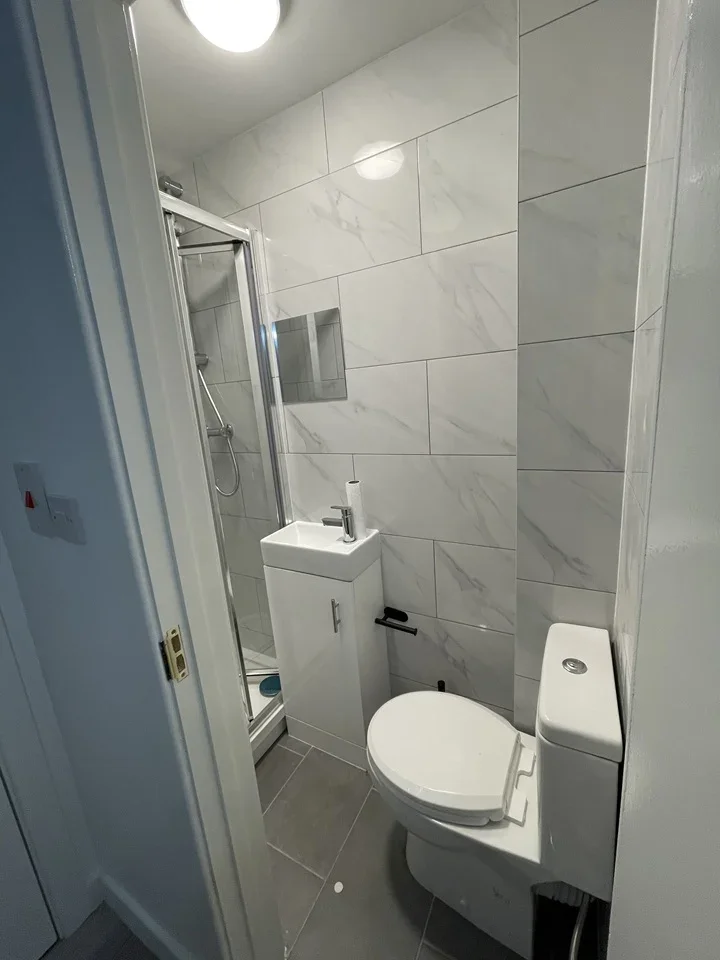 Flat Oakfield Gardens in Greater London