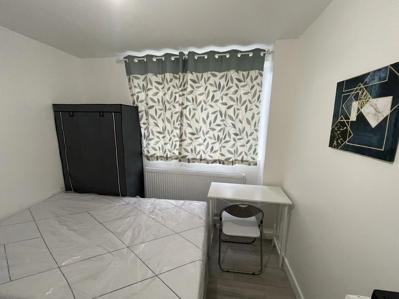 Flat Oakfield Gardens in Greater London