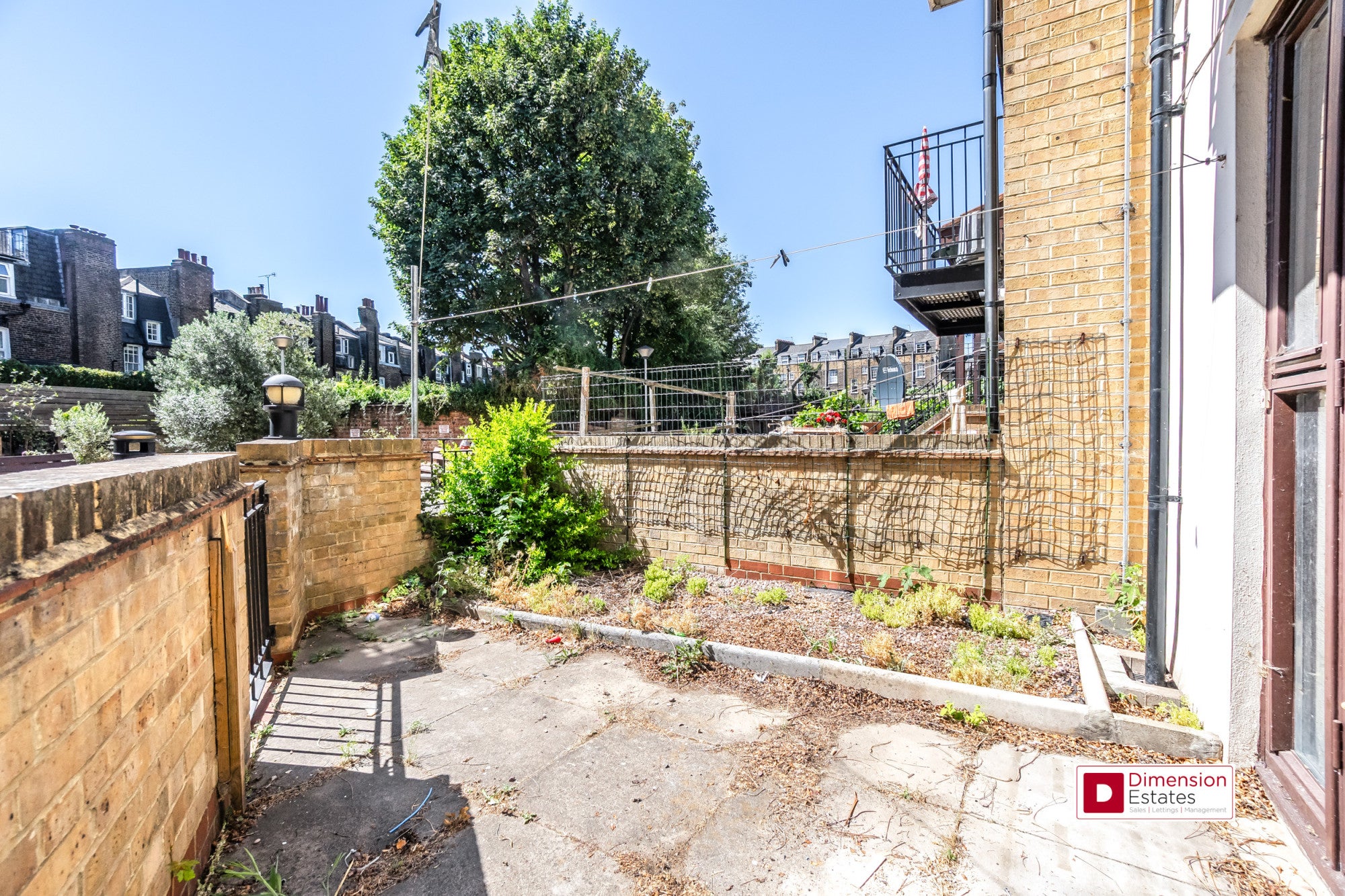 Flat Farrier Street in Greater London