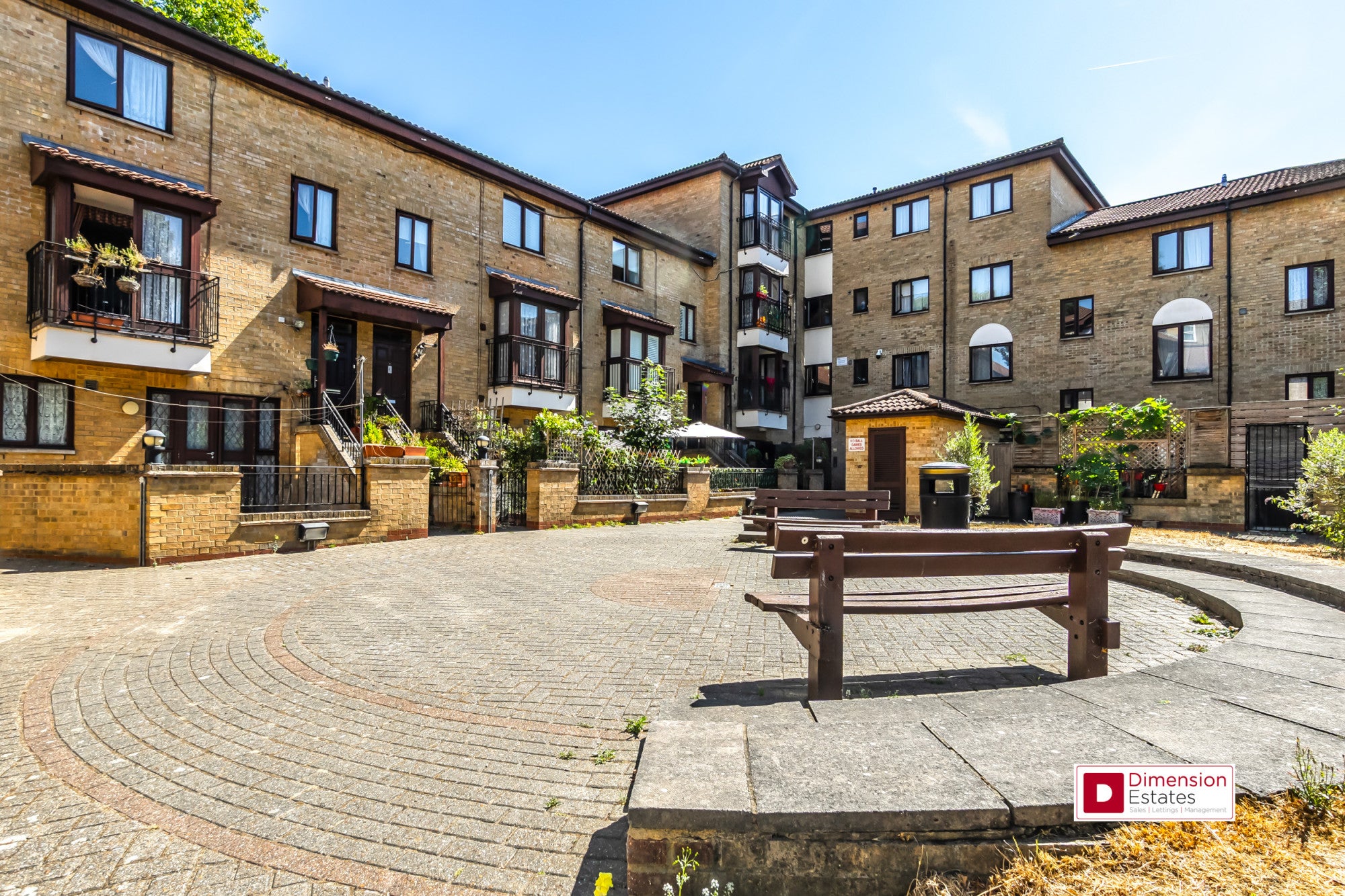 Flat Farrier Street in Greater London