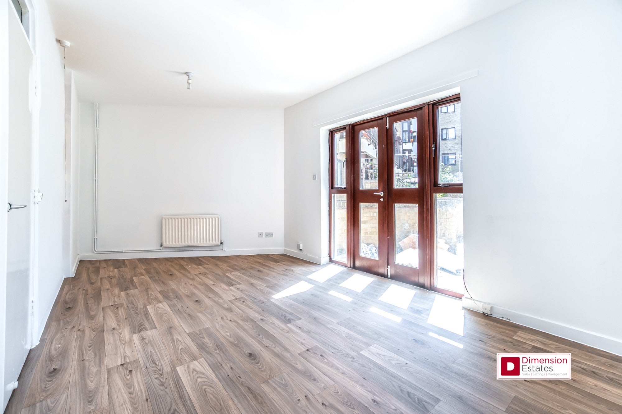 Flat Farrier Street in Greater London