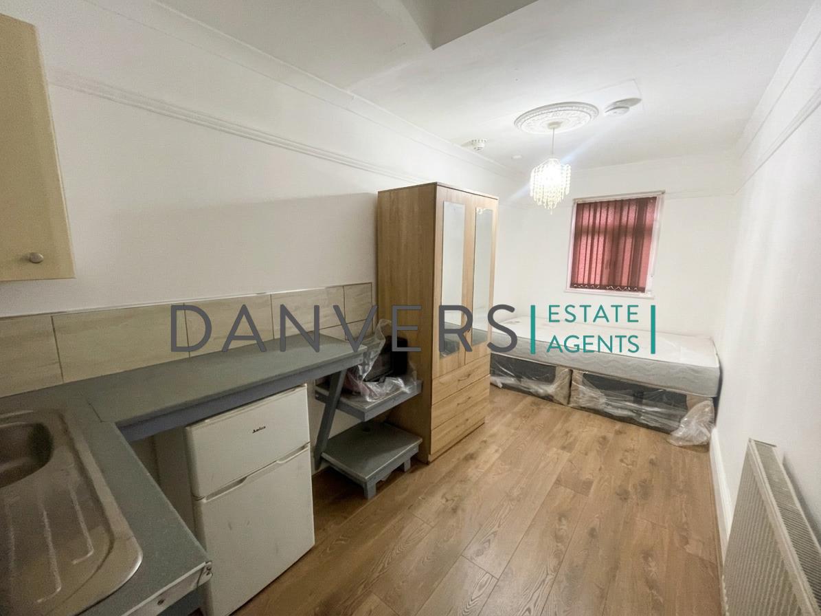 Room Fosse Road South in Leicester