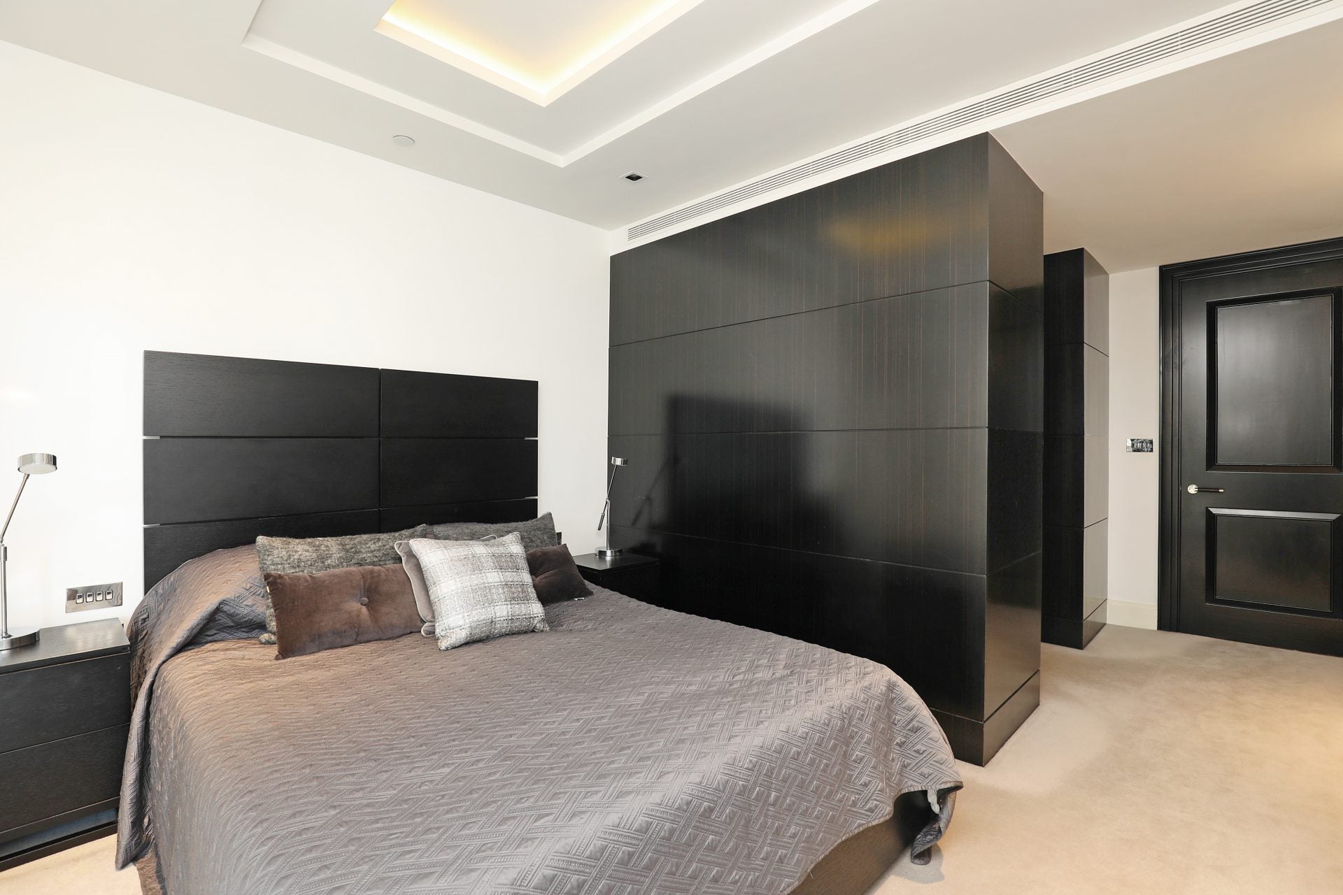 Flat Kensington High Street in Greater London