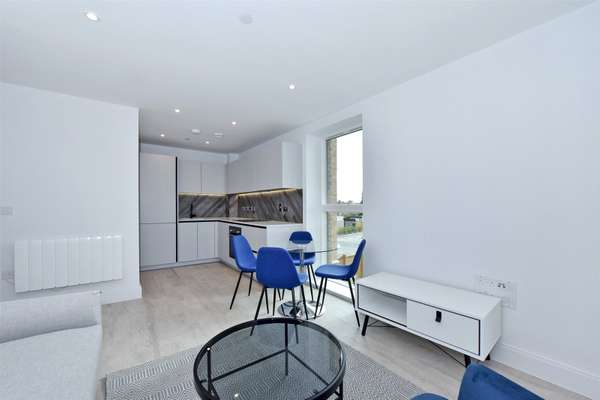 Flat Ploughlees Lane in Slough