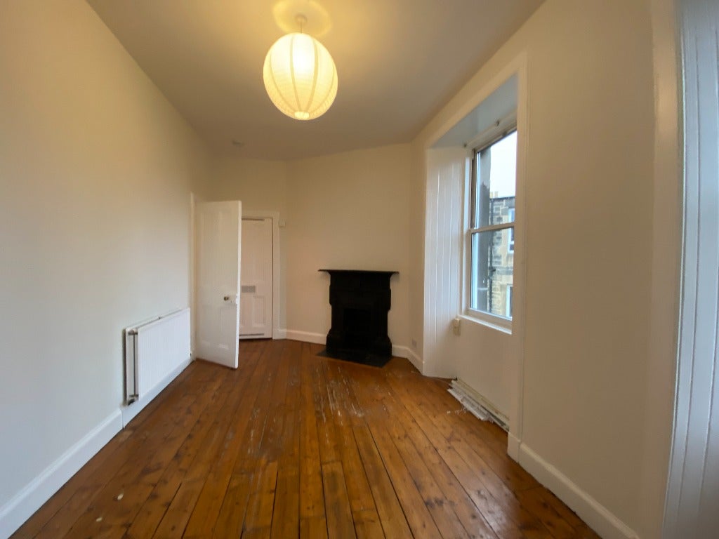 Flat Dalgety Road in City of Edinburgh