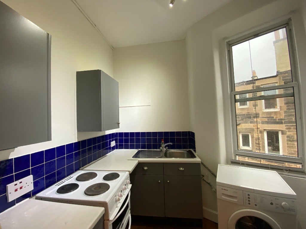 Flat Dalgety Road in City of Edinburgh
