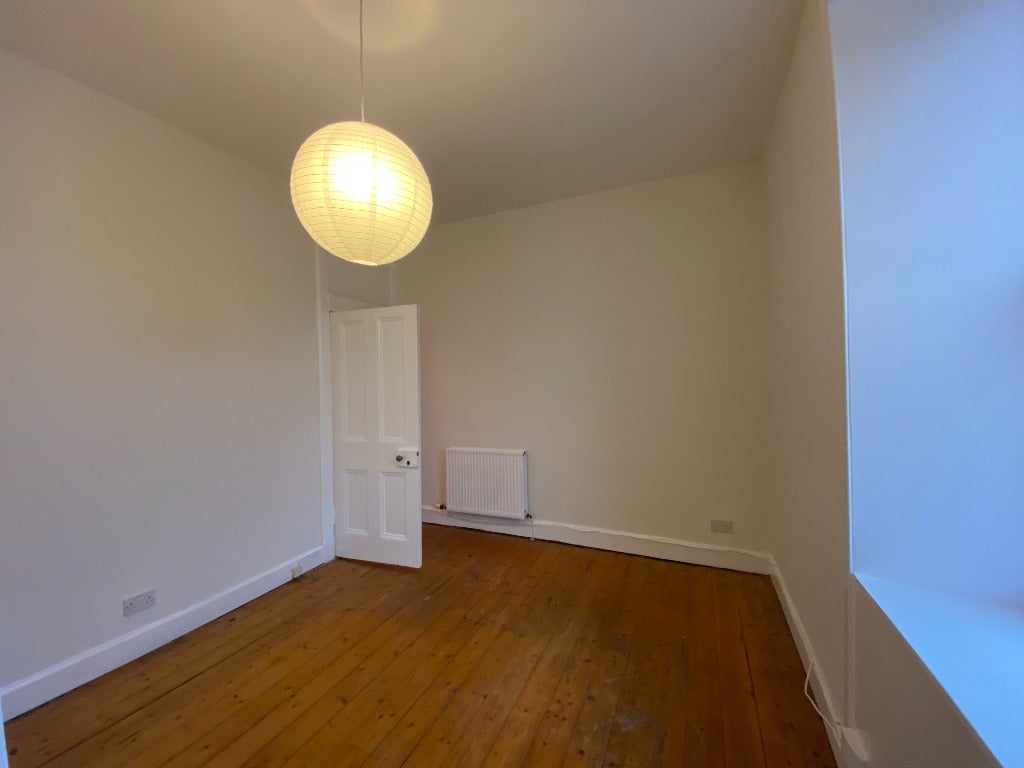 Flat Dalgety Road in City of Edinburgh