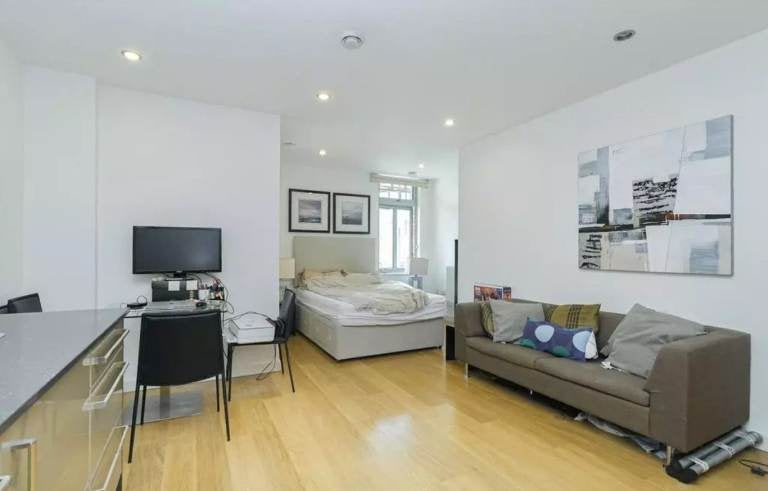 Flat Salton Square in Greater London