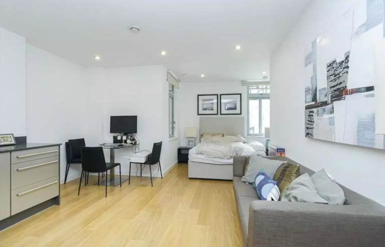 Flat Salton Square in Greater London