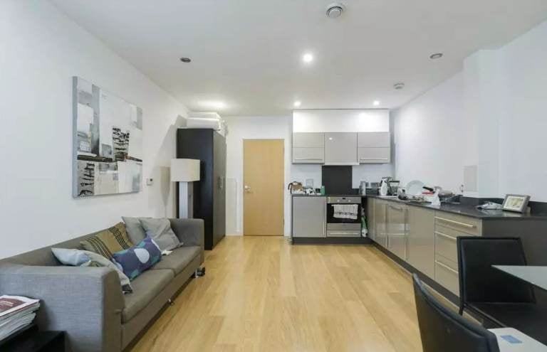 Flat Salton Square in Greater London