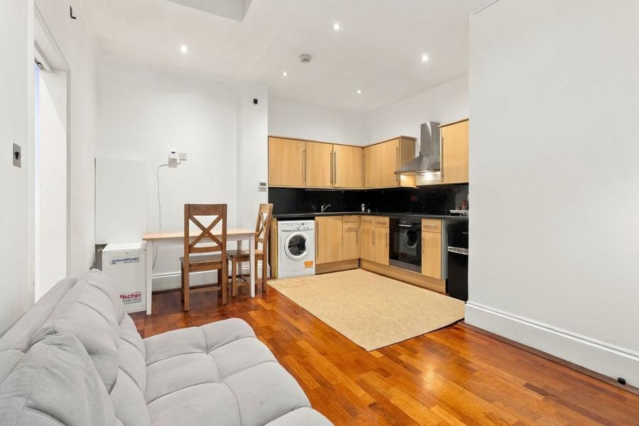 Flat Rosedene Avenue in Greater London