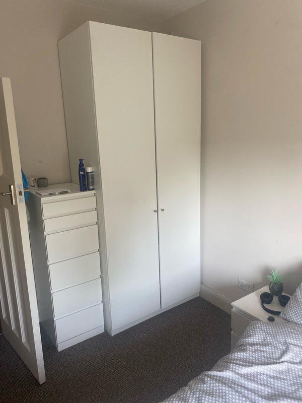 Room Forty Avenue in Greater London