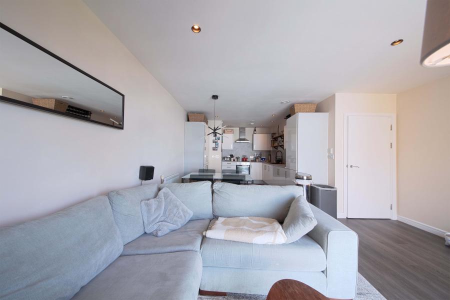 Flat Cookham Road in Maidenhead