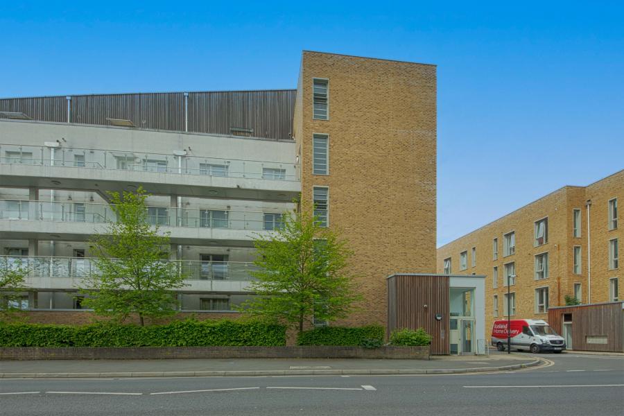 Flat Cookham Road in Maidenhead