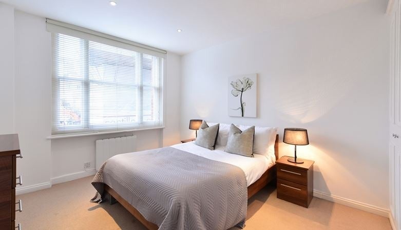 Flat Hill Street in City of Westminster