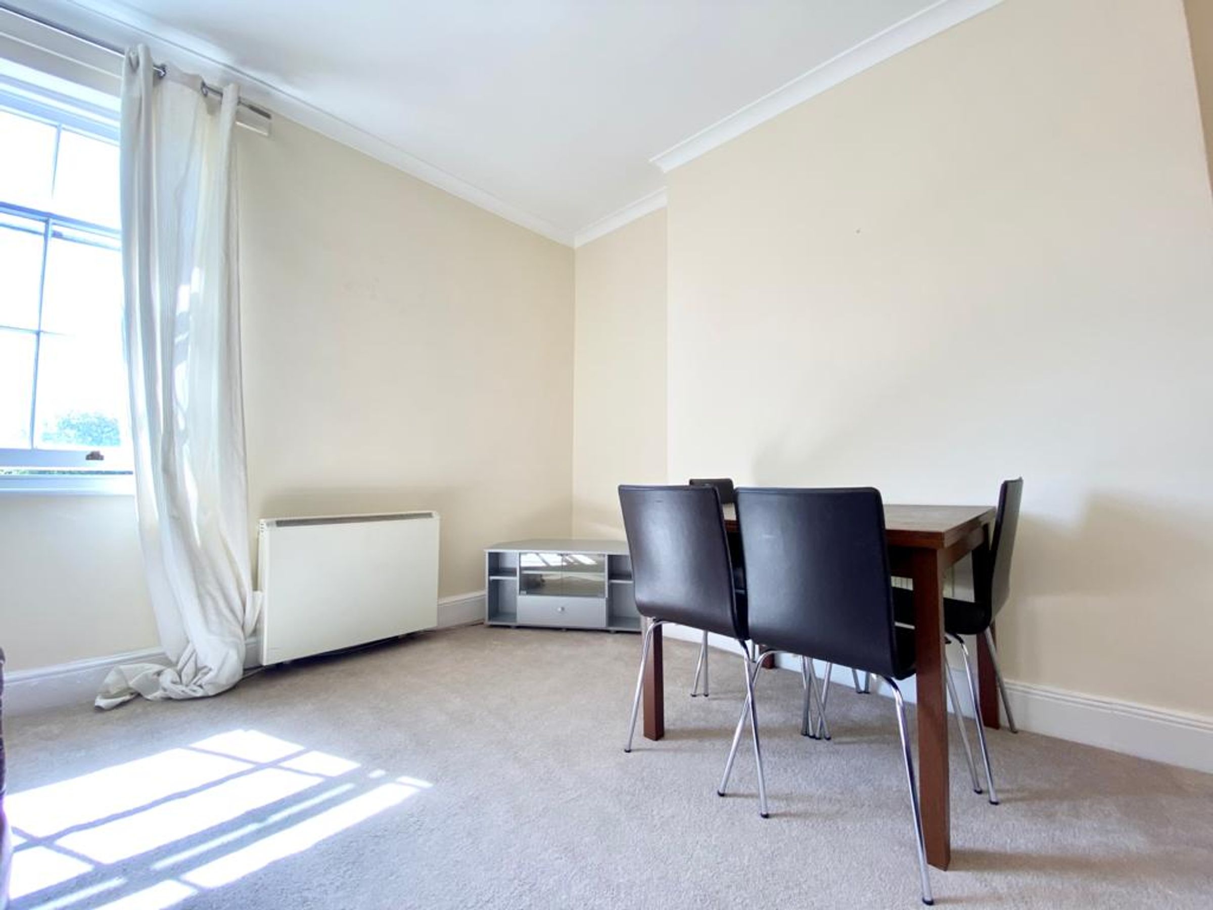 Flat Oakfield Road in Bristol