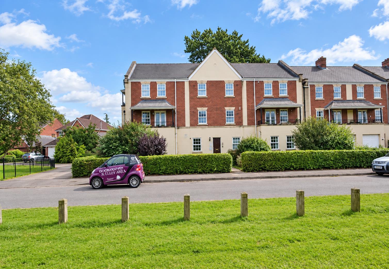 Flat Macrae Road in Pill and Easton-In-Gordano