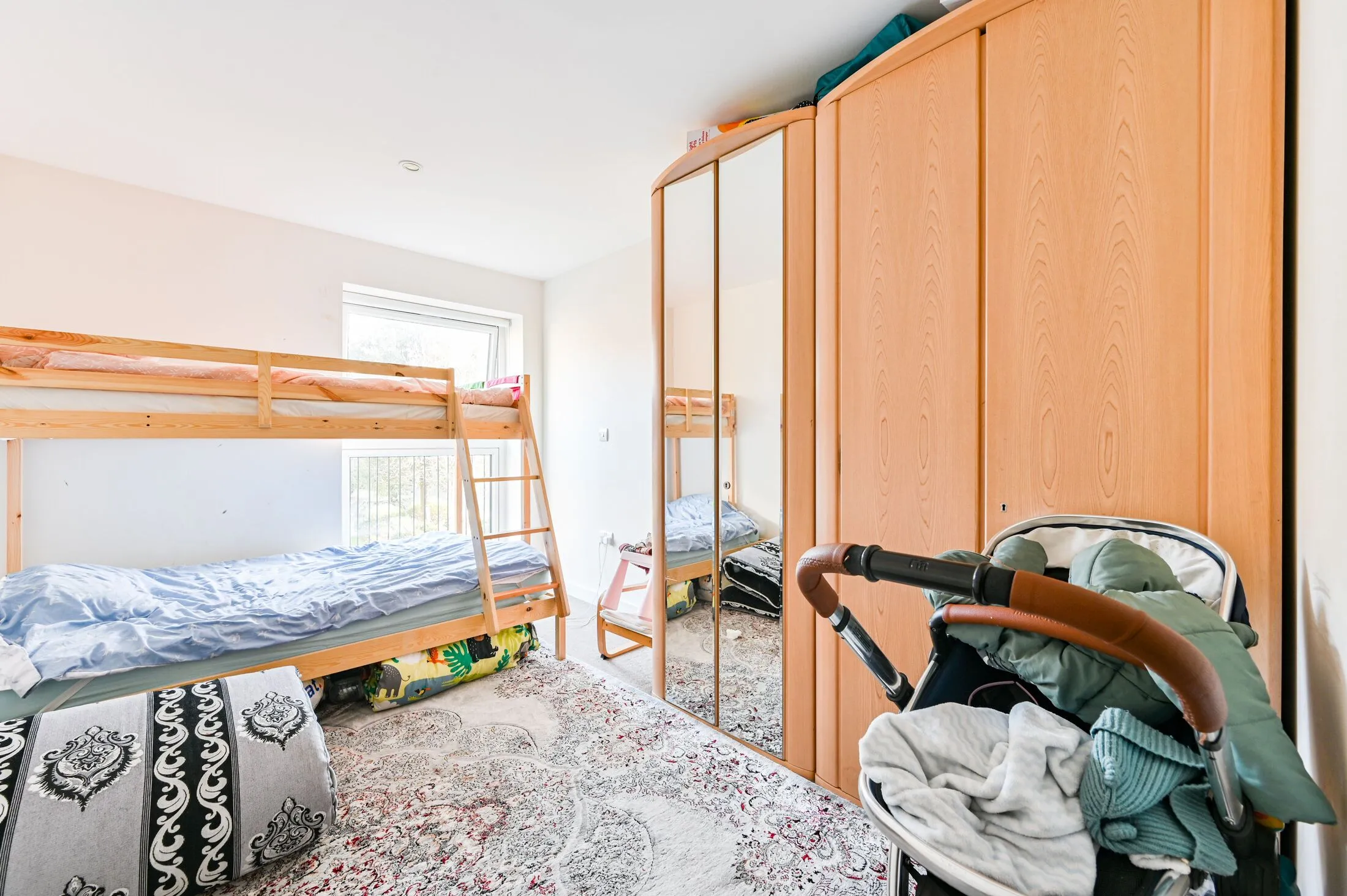 Flat Unwin Way in Greater London