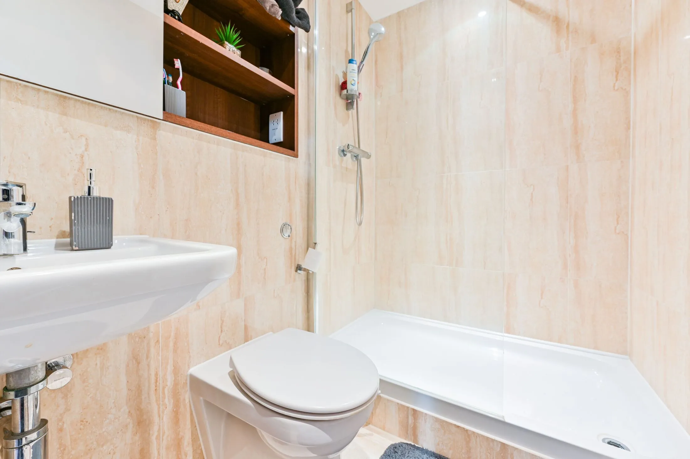 Flat Unwin Way in Greater London