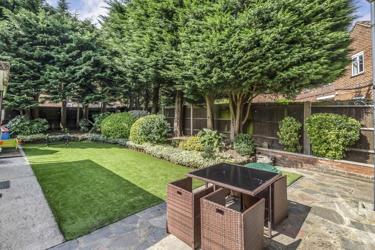 House Binyon Crescent in Greater London