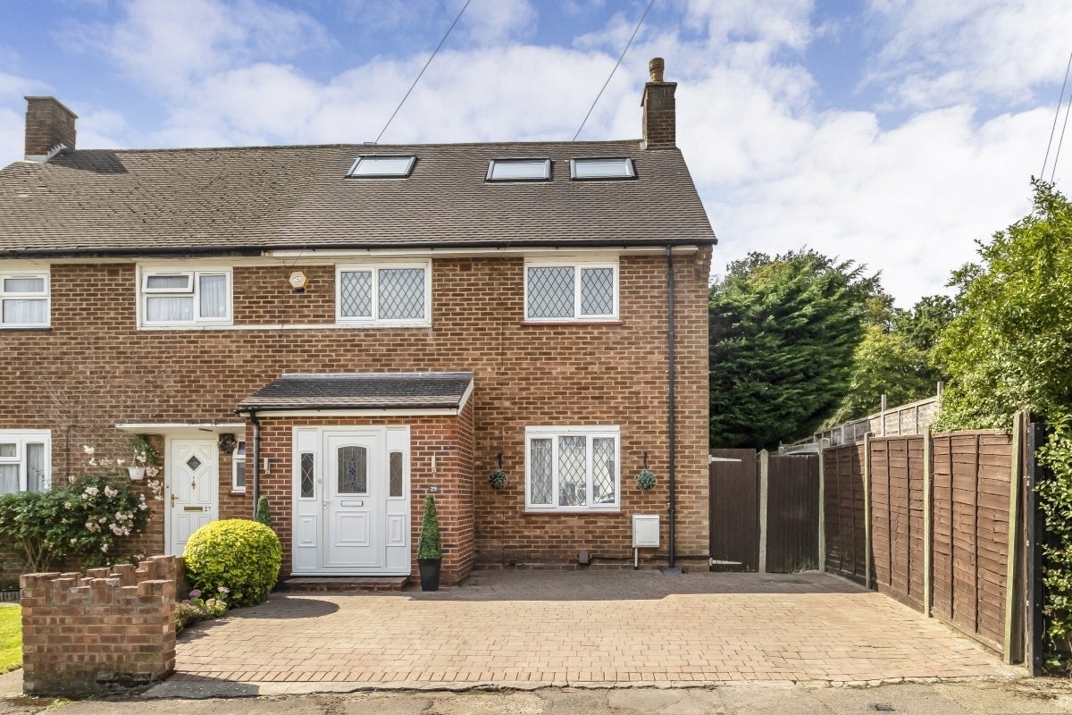 House Binyon Crescent in Greater London