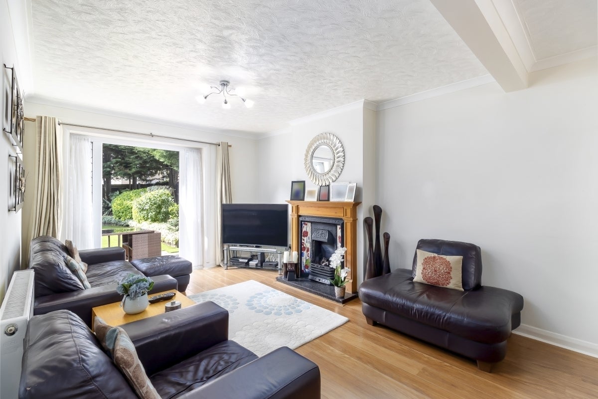House Binyon Crescent in Greater London